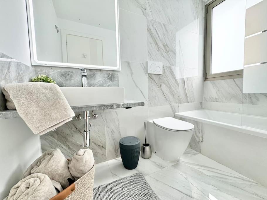 Welcome To Villa Bali A Luxurious Modern Getaway Los Cristianos  Luaran gambar